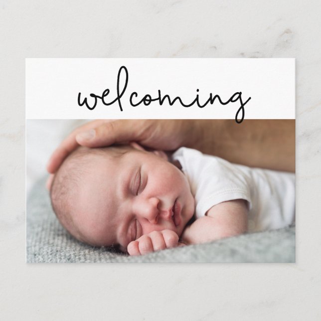 Moderne Script Baby Foto Geburtskarte Ankündigungspostkarte (Vorderseite)