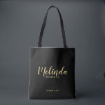 Moderne Script Black&Gold Personalisierte Bridesma Tasche<br><div class="desc">Modernes Drehbuch Personalisierte Bridesmaids Tote Bag mit personalisierten Namen als Brautjungfrau in modernem, goldenem Drehbuch-Schriftart mit Titel und Hochzeitstermin in modernen sans serif Schriftart Stil auf schwarzem Hintergrund. Auch perfekt für die Trauzeugin, Blumenmädchen, Brautmutter und vieles mehr. Bitte beachten Sie: Die Details der Folie werden im Kunstwerk simuliert. Bei der...</div>