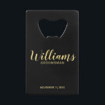 Moderne Script Black&Gold Personalisierte Trauzeug Geldbeutel Flaschenöffner<br><div class="desc">Modernes Script Personalisiert Trauzeugen Bottle Opener mit dem Namen des personalisierten Trauzeugen im modernen Drehbuch Schriftart Stil mit Titel und Hochzeitsdatum in modernen Sans Serif Schriftart Stil auf schwarzem Hintergrund. Auch perfekt für Trauzeugin, Blütenmädchen, Brautmutter, Trauzeuge, Trauzeuge und mehr. Bitte beachten Sie: Die Details der Folie werden im Kunstwerk simuliert....</div>