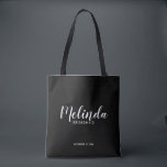 Moderne Script Black Personalisiert Bridesmaiers Tasche<br><div class="desc">Modernes Drehbuch Personalisierte Bridesmaids Tote Bag mit personalisierten Namen als Brautjungfrau im modernen,  weißen Schriftart-Stil mit Titel und Hochzeitdatum in modernen sans Serif Schriftart Stil auf schwarzem Hintergrund. Auch perfekt für die Trauzeugin,  Blumenmädchen,  Brautmutter und vieles mehr.</div>