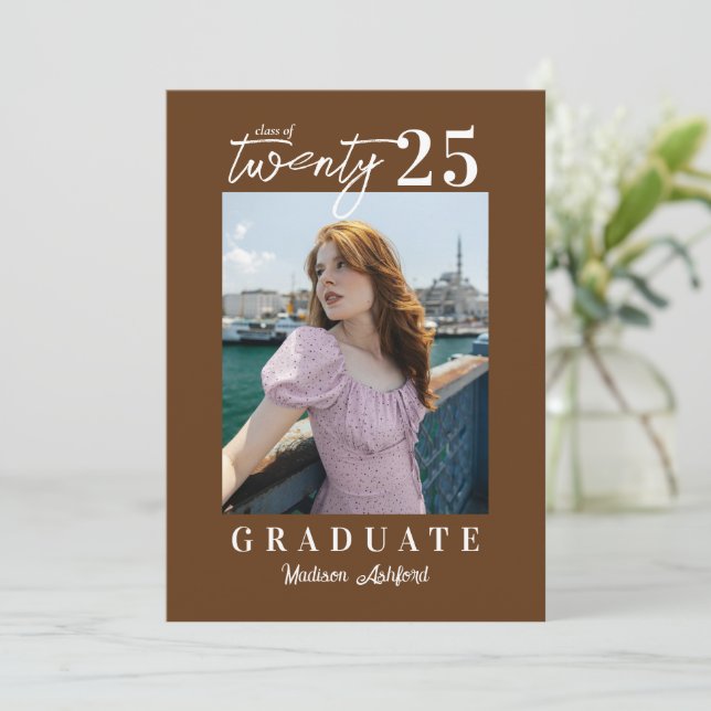 Moderne Script Brown Foto Graduation Party Einladung (Stehend Vorderseite)
