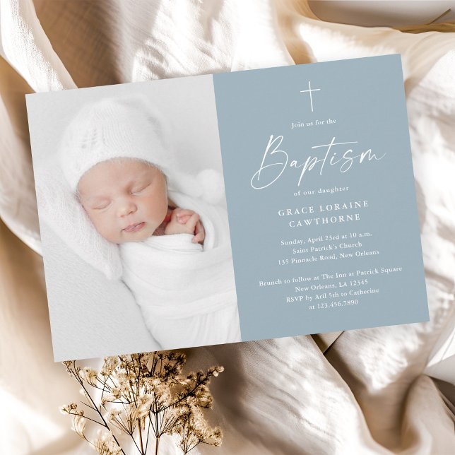 Moderne Script Dusty Blue Boys Foto Taufe Einladung (Modern script dusty blue baby photo baptism invitation.)
