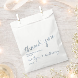 Moderne Script Dusty Blue Minimalistic Wedding Geschenktütchen