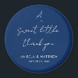 Moderne Script Elegant Wedding Vielen Dank Magnet<br><div class="desc">Teilen Sie Ihre Dankbarkeit mit einem Geschenk, das sie Liebe. Unsere personalisierten Hochzeitsbedanker sind der ideale Weg, um Ihren besonderen Tag zu begehen und gleichzeitig Ihren Gästen zu danken, dass sie ein Teil davon sind. Geben Sie Ihren Gästen eine schöne, praktische Erinnerung der Liebe und Freude, die Sie geteilt haben,...</div>