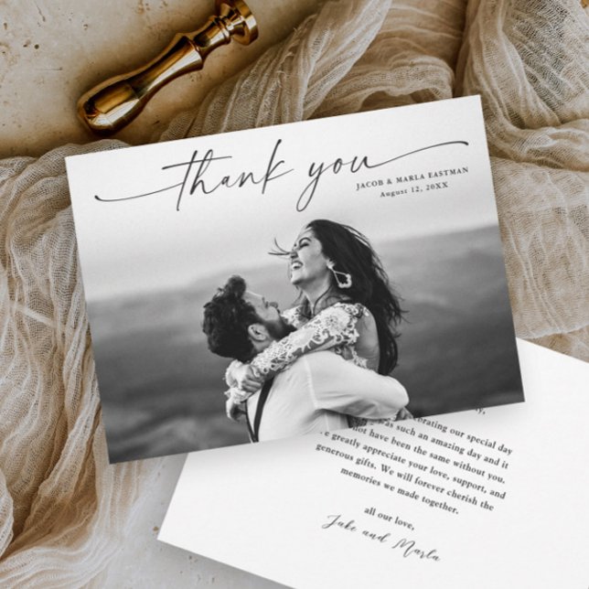 Moderne Script-Foto-Hochzeit Dankeskarte (Elegant photo wedding thank you card with modern simple script typographic overaly.)
