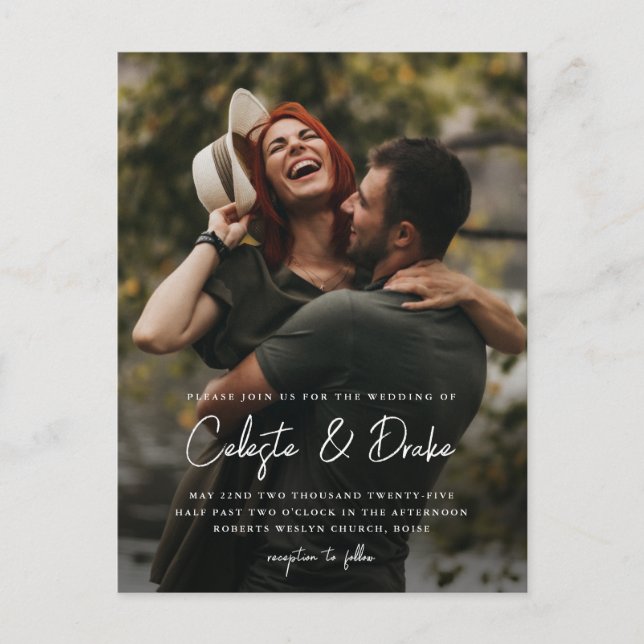 Moderne Script-Foto-Hochzeit Einladungspostkarte (Vorderseite)