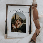 Moderne Script-Foto-Hochzeiten-Tischnummern Tischnummer<br><div class="desc">Eine elegante, moderne Tischnummer mit einem schönen kalligraphischen Schriftart und minimalistischem Design. Editieren Sie die meisten Texte und alle Farben, damit diese Foto-Tischnummer Ihren Anforderungen und Ihrem persönlichen Stil entspricht // Für passende Artikel besuchen Sie bitte die "ALICE"-Kollektion im Shop Sincerely By Nicole Zazzle. * Wenn Ihnen dieses Design gefällt,...</div>