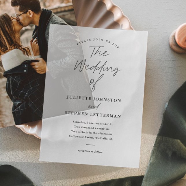 Moderne Script-Foto-Overlay-Hochzeit (Modern handwritten script wedding vellum invitation.)