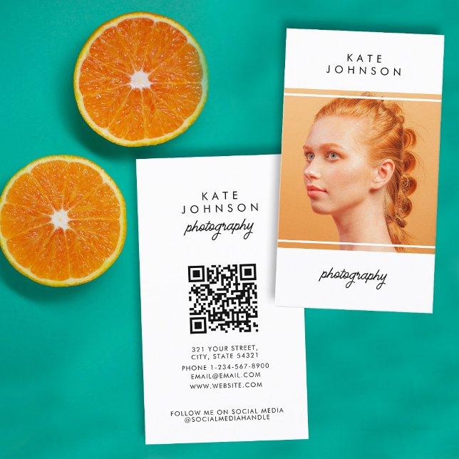 Moderne Script Fotograf QR Code Social Media Visitenkarte (Modern Script Photographer QR Code Social Media Business Card)