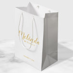 Moderne Script Gold Personalisierte Bridesmaier Mittlere Geschenktüte<br><div class="desc">Moderne Script Gold Personalisierte Bridesmaids Geschenktasche mit personalisiertem Bräunungsnamen in goldmoderner Kalligrafie Schriftart Stil mit Titel und Hochzeitstermin in modernen sans serif Schriftart Stil auf weißem Hintergrund. Auch perfekt für Trauzeugin, Blütenmädchen, Brautmutter, Trauzeugen, Trauzeuge und mehr. Bitte beachten Sie: Die Details der Folie werden im Kunstwerk simuliert. Bei der Herstellung...</div>