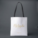 Moderne Script Gold Personalisierte Bridesmaier Tasche<br><div class="desc">Modernes Script Gold Personalisierte Bridesmaids Tote Bag mit personalisierten Namen als Brautjungfrau in modernem, kalligrafischem Schriftart mit Titel und Hochzeitstermin in modernem serifenem Schriftart auf weißem Hintergrund. Auch perfekt für die Trauzeugin, Blumenmädchen, Brautmutter und vieles mehr. Bitte beachten Sie: Die Details der Folie werden im Kunstwerk simuliert. Bei der Herstellung...</div>
