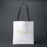 Moderne Script Gold Personalisierte Bridesmaier Tasche<br><div class="desc">Modernes Script Gold Personalisierte Bridesmaids Tote Bag mit personalisierten Namen als Brautjungfrau in modernem, kalligrafischem Schriftart mit Titel und Hochzeitstermin in modernem serifenem Schriftart auf weißem Hintergrund. Auch perfekt für die Trauzeugin, Blumenmädchen, Brautmutter und vieles mehr. Bitte beachten Sie: Die Details der Folie werden im Kunstwerk simuliert. Bei der Herstellung...</div>