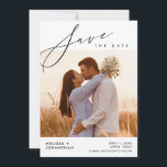 Moderne Script Hochzeit, Abendessen Feier Save The Date<br><div class="desc">Rett unser Datum. Dieses moderne Drehbuch, die Happy Couple Foto Save the Date Card, ist perfekt für Ihre Hochzeitsfeier Ankündigung Ihres besonderen Tages. Diese Save the Date Einladung verfügt über ein Foto, und Sie können leicht Ihre Hochzeit ändern, speichern Sie die Daten der Ankündigung. Diese Karte ist auch in digitaler...</div>