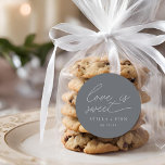 Moderne Script-Liebe ist süße Hochzeit Runder Aufkleber<br><div class="desc">schlichte moderne Schrift "Liebe ist süß" Hochzeit staubgraue Farbe Greifsticker.</div>
