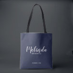 Moderne Script Navy Blue Personalisiert Bridesmaie Tasche<br><div class="desc">Moderne Script Navy Blue Personalisiert Bridesmaids Tote Bag mit personalisierten Namen der Brautjungfrau im modernen kalligraphischen Schriftart Stil mit Titel und Hochzeitdatum in modernen sans serif Schriftart Stil auf marineblau Hintergrund. Auch perfekt für die Trauzeugin,  Blumenmädchen,  Brautmutter und vieles mehr.</div>