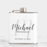 Moderne Script-Personalisierte Trauzeugen Flachmann<br><div class="desc">Fügen Sie Ihrer Hochzeit eine persönliche Touch mit personalisierten Trauzeugen Flasche. Diese Flasche zeigt den Namen der personalisierten Trauzeugen im Stil von grauen, modernen Drehbuch-Schriftart und Monogramm im hellgrauen modernen Script-Schriftart als Hintergrund mit Titel und Hochzeitstag in grauem, modernen Sans Serif Schriftart Stil. Auch perfekt für Trauzeuge, Brautvater und mehr....</div>