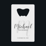 Moderne Script-Personalisierte Trauzeugen Geldbeutel Flaschenöffner<br><div class="desc">Fügen Sie Ihrer Hochzeit eine persönliche Touch mit personalisierten Trauzeugen Kreditkarten Flaschenöffner hinzu. Dieser Flaschenöffner zeigt den Namen der personalisierten Trauzeugen im Stil von grauem, modernem Script-Schriftart und Monogramm im hellgrauen, modernen Script-Schriftart-Stil als Hintergrund mit Titel und Hochzeitsdatum in grauem, modernem Sans Serif Schriftart Stil. Auch perfekt für Trauzeuge, Brautvater...</div>