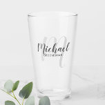 Moderne Script-Personalisierte Trauzeugen Glas<br><div class="desc">Fügen Sie Ihrer Hochzeit eine persönliche Touch mit personalisiertem Trauzeugen Glas. Dieses Glas zeigt den Namen der personalisierten Trauzeugen im Stil eines grauen,  modernen Drehbuch-Schriftartes und Monogramm im hellgrauen modernen Drehbuch-Schriftart-Stil als Hintergrund mit dem Titel in grau modernen sans serif Schriftart Stil. Auch perfekt für Trauzeuge,  Brautvater und mehr.</div>