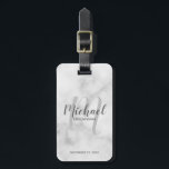 Moderne Script-Personalisierte Trauzeugen marbeln Gepäckanhänger<br><div class="desc">Fügen Sie Ihrer Hochzeit eine persönliche Touch mit personalisierten Trauzeugen Gepäckanhänger hinzu. Dieses Gepäckanhänger zeigt den Namen der personalisierten Trauzeugen im Stil eines grauen, modernen Drehbuch-Schriftartes und Monogramm im hellgrauen, modernen Script-Schriftart-Stil als Hintergrund mit Titel und Hochzeitsdatum in grauem, modernem Sans Serif-Schriftart auf weißem Marmorboden. Auch perfekt für Trauzeuge, Brautvater...</div>