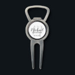 Moderne Script-Personalisierte Trauzeugen Pitchgabel<br><div class="desc">Fügen Sie eine persönliche Touch zu Ihrer Hochzeit mit personalisierten Trauzeugen divot Tool. Dieses Divot-Tool zeigt den Namen der personalisierten Trauzeugen im Stil eines grauen, modernen Script-Schriftartes und Monogramm im hellgrauen, modernen Script-Schriftart-Stil als Hintergrund mit Titel und Hochzeitdatum in grauem, modernem Sans Serif Schriftart Stil auf weißem Hintergrund. Auch perfekt...</div>