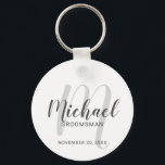 Moderne Script-Personalisierte Trauzeugen Schlüsselanhänger<br><div class="desc">Fügen Sie Ihrer Hochzeit eine persönliche Touch mit personalisierten Trauzeugen Schlüsselanhänger hinzu. Dieser Schlüsselanhänger zeichnet sich durch den Namen personalisierter Trauzeugen im modernen, grau-modernen Script-Schriftart-Stil und Monogramm im hellgrauen modernen Script-Schriftart-Stil als Hintergrund mit Titel und Hochzeitdatum in grau modernen sans Serif Schriftart Stil auf weißem Hintergrund. Auch perfekt für Trauzeuge,...</div>