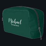 Moderne Script-Personalisierte Trauzeugen Waschbeutel<br><div class="desc">Modernes Script Personalisiert Trauzeugen Geschenk mit dem Namen des personalisierten Trauzeugen im modernen, weißen Skript-Schriftart-Stil mit Titel und Hochzeitsdatum in modernen Sans Serif Schriftart Stil auf smaragdgrünen Hintergrund. Auch perfekt für Brautjungfrau, Trauzeugin, Blume Mädchen, Brautmutter, Trauzeuge und mehr.</div>