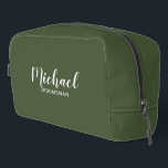 Moderne Script-Personalisierte Trauzeugen Waschbeutel<br><div class="desc">Modernes Script Personalisiert Trauzeugen Geschenk mit dem Namen des personalisierten Trauzeugen im modernen,  weißen Script-Schriftart Stil mit Titel und Hochzeitsdatum in modernen Sans Serif Schriftart Stil auf olivgrünem Hintergrund. Auch perfekt für Brautjungfrau,  Trauzeugin,  Blume Mädchen,  Brautmutter,  Trauzeuge und mehr.</div>