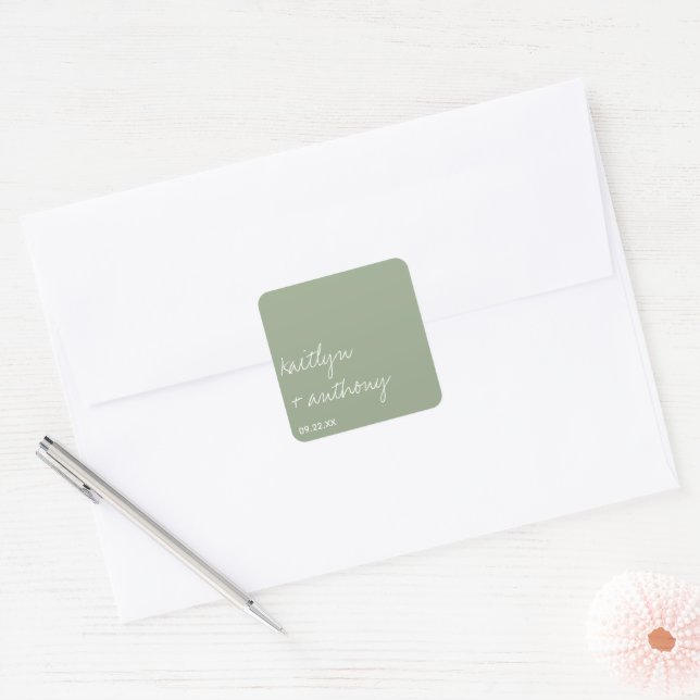 Moderne Script Sage Grüne Minimalistische Hochzeit Quadratischer Aufkleber (Umschlag)