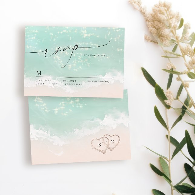 Moderne Script Sand Hearts Beach Hochzeitsszene UA RSVP Karte (Modern Script Sand Hearts Beach Wedding RSVP)