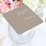 Moderne Script Taupe Hochzeit Rechteckiger Pappuntersetzer<br><div class="desc">Diese einfachen,  modernen Hochzeitsfavoriten zeichnen sich durch einen weißen Untersetzer aus,  der am rechten Rand auf einem taupe Hintergrund ausgerichtet ist. Fügen Sie die Namen des Paares in stilvoller Handschrift Kalligrafie hinzu.</div>