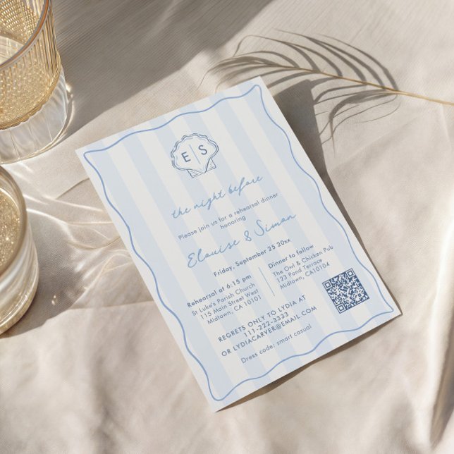 Moderne Shell-Monogramm-Hochzeitsprobe-Abendessen Einladung (Modern Seashell Monogram wavy border blue and white wedding rehearsal dinner invitation)