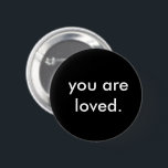 Moderne Sie lieben Button<br><div class="desc">Erstellen Sie Ihren eigenen,  individuellen "Sie werden geliebt"-Button,  der in modernem minimalistischem Design betont wird. Schwarz-Weiß,  schick,  kühl,  trendig und stilvoll. Perfekt für alle,  die daran erinnern,  dass Sie so geliebt sind - Periode. Personalisieren Sie meine Vorlage mit Ihren eigenen Farben,  Texten und Schriftart. Bitte senden Sie mir Designfragen.</div>