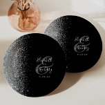 Moderne Silberne Glitzer Black Wedding Pappteller<br><div class="desc">Diese eleganten,  modernen Hochzeitsfeier-Teller verfügen über einen Glitzer-Rand aus Silber-Imitat. Passen Sie den silbergrauen Text auf schwarzem Hintergrund einfach an,  mit den Namen des Paares in Kalkschrift-Kalligraphie über einen großen Ampersand.</div>