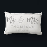 Moderne silberne Mr. und Mrs. wedding keepake Lendenkissen<br><div class="desc">Moderne schicke Silber-Folie Mr. und Mrs. wedding Sake Namen mit einem Imitat Silber-Kalligraphie-Skript,  fügen Sie Ihre Namen und Ihr Hochzeitsdatum mit einem geometrischen Rahmen Rahmen,  der weiße Hintergrund ist vollständig editierbar.</div>