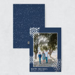 Moderne Silver Foil Snowflake Foto Holiday Card Folien Feiertagskarte<br><div class="desc">Diese moderne Ferienkarte zeichnet sich durch ein minimalistisches Design,  einfachen Schriftart und echte Silberfolie aus. Ersetzen Sie das Foto auf der Vorderseite durch Ihr eigenes. Der Rücken ist weißer Schneefall (nicht echte Silberfolie). Karo andere Artikel in der "Holidays" Kollektion.</div>