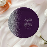 Moderne Silver Glitzer Dunkle Lila Hochzeit Pappteller<br><div class="desc">Diese eleganten,  modernen Hochzeitsfeier-Teller verfügen über einen Glitzer-Rand aus Silber-Imitat. Einfach den silbergrauen Text auf einem dunklen lila Hintergrund anpassen,  mit den Namen der Braut und des Bräutigams in skurriler Handschrift Kalligraphie über einen großen Ampersand.</div>