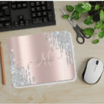 Moderne Silver Glitzer Tropfen Rose Gold Monogram Mousepad<br><div class="desc">Moderne silberne Glitzer-Tropfen auf einer Rose goldenen Hintergrund. Ein elegantes und raffiniertes Design. Die perfekte romantische Geschenkidee für sie bei jedem Anlass.</div>