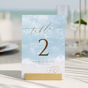 Moderne Skript-Herzen im Sand-Strandhochzeit Tischnummer