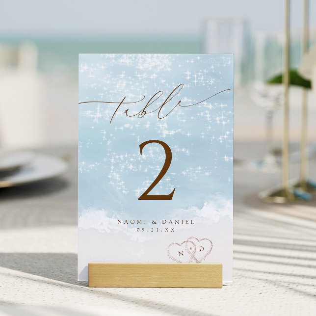 Moderne Skript-Herzen im Sand-Strandhochzeit  Tischnummer (Modern Script Hearts In The Sand Beach Wedding Table Number)