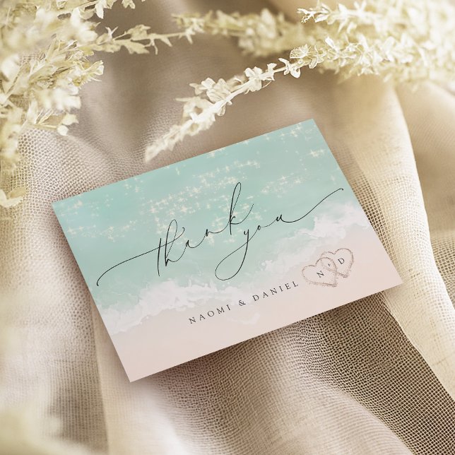 Moderne Skriptanhöre in der Hochzeit am Sandstrand Dankeskarte (Modern Script Hearts In The Sand Beach Wedding Thank You Card)