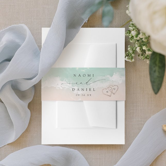 Moderne Skriptanhöre in der Hochzeit am Sandstrand Einladungsbanderole (Modern Script Hearts In The Sand Beach Wedding Invitation Belly Band)
