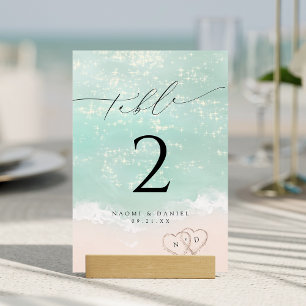 Moderne Skriptanhöre in der Hochzeit am Sandstrand Tischnummer