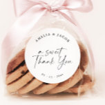 Moderne SkriptPersonalisierte Gastgeschenk Hochzei Runder Aufkleber<br><div class="desc">Ein eleganter, moderner personalisierter Aufkleber mit einem schönen kalligraphischen Schriftart und minimalistischem Design. Bearbeiten Sie die meisten* Formulierungen und alle Farben. // Für passende Artikel besuchen Sie bitte die "ALICE" Kollektion im Sincerely By Nicole Zazzle Store. * Wenn Ihnen dieses Design gefällt, Sie es aber nicht für etwas finden, das...</div>