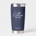 Moderne SkriptPersonalisierte Trauzeugen mit isoli Thermobecher<br><div class="desc">Moderne Minimalistische Personalisierte Monogram- und Namensgeschenke Dieses Design zeichnet sich durch personalisierten Namen im modernen, weißen handschriftlichen Skript Schriftart Stil und Monogramm in hellblau modernen Sans Serif Schriftart Stil als Hintergrund, mit Hochzeitsdetails in weiß modernen Sans Serif Schriftart Stil auf marineblau Hintergrund. Auch perfekt für Trauzeuge, Trauzeugin, Brautmädchen und mehr....</div>