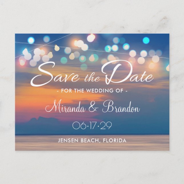 Moderne Sommer Sunset String Lights Beach Hochzeit Ankündigungspostkarte (Vorderseite)