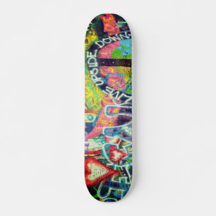 Moderne, sonnige typografische Liebe Herzstraße K Skateboard