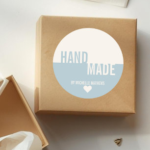 Moderne staubblaubeige Typografie handgefertigt Runder Aufkleber