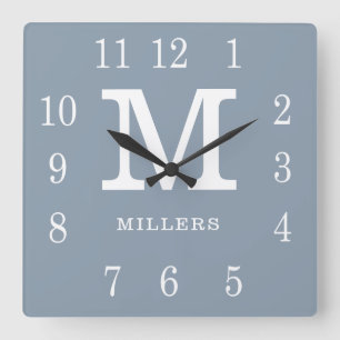 Moderne Staubblaue und Weiße Familienname-Monogram Quadratische Wanduhr