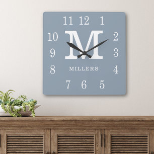 Moderne Staubblaue und Weiße Familienname-Monogram Quadratische Wanduhr