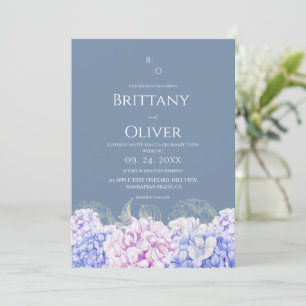 Moderne staubblaue und weiße florale Hochzeit Einladung